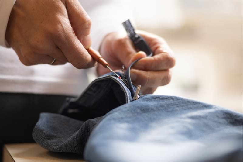 Atelier Van Schoot kleermakers aan het werk