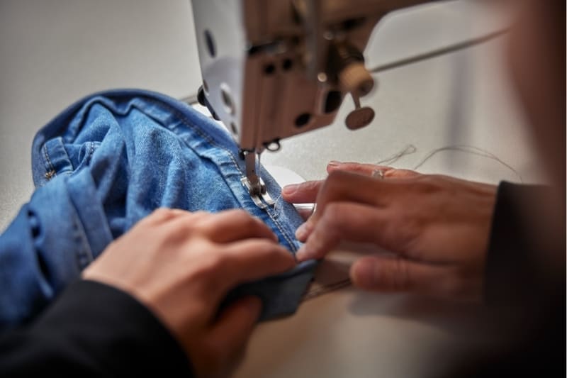 Vakkundige kledingverzorging in het atelier